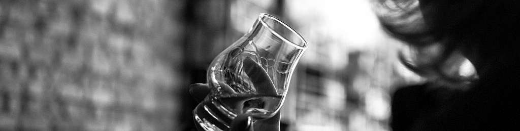 femme un verre de whisky à la main