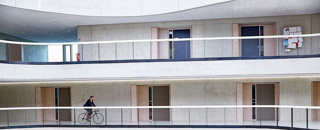 cycliste en costume dans des locaux professionels